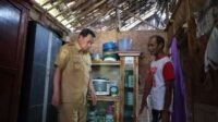 Bupati Tangerang Tinjau Dua RTLH di Sukamulya, Pastikan Rumah Warga Segera Dibangun Bupati Tangerang Tinjau Dua RTLH di Sukamulya, Pastikan Rumah Warga Segera Dibangun