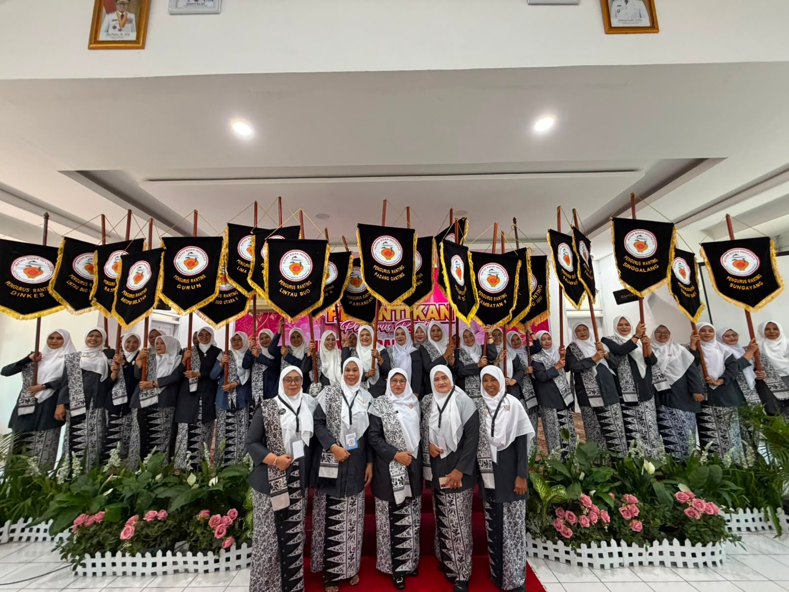 Ketua IBI Cabang Tanah Datar Osninelli bersama Sekda Abdurrahman Hadi dalam acara pelantikan 26 pengurus ranting IBI di Aula Kantor Bupati Tanah Datar