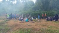 Warga Nagari Simawang, TNI Yonif TP 951 PM, dan Mahasiswa KKN UNAND bergotong royong membersihkan Lapangan Talago Jirak untuk persiapan HUT RI ke-81.