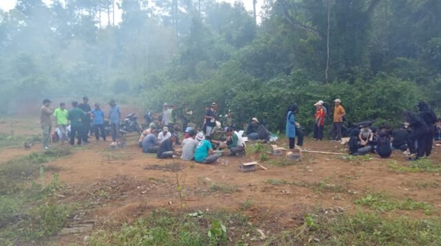 Warga Nagari Simawang, TNI Yonif TP 951 PM, dan Mahasiswa KKN UNAND bergotong royong membersihkan Lapangan Talago Jirak untuk persiapan HUT RI ke-81.