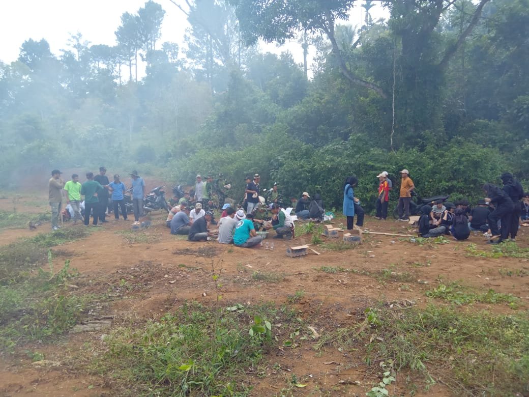 Warga Nagari Simawang, TNI Yonif TP 951 PM, dan Mahasiswa KKN UNAND bergotong royong membersihkan Lapangan Talago Jirak untuk persiapan HUT RI ke-81.
