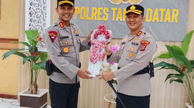 Prosesi pisah sambut Kapolres Tanah Datar dari AKBP Nur Ichsan kepada AKBP Marwan Fajrin di Gedung Pratidina Polres Tanah Datar