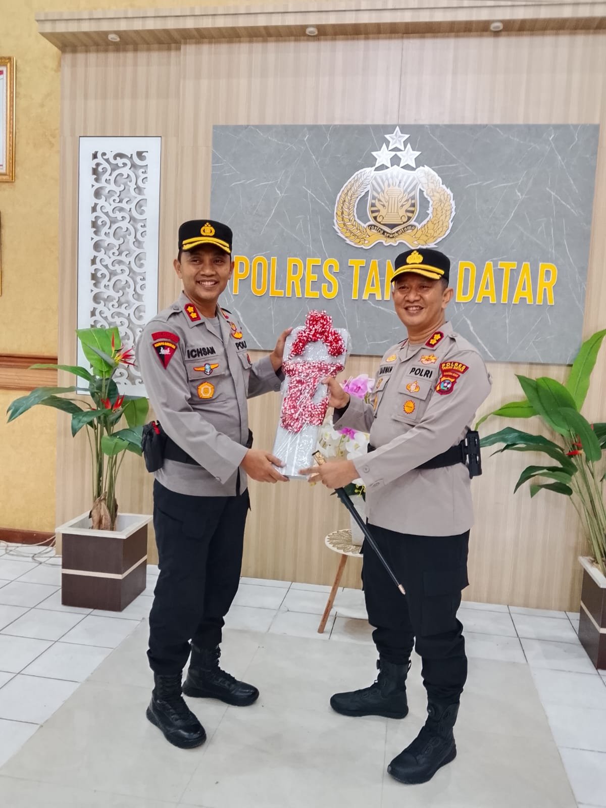 Prosesi pisah sambut Kapolres Tanah Datar dari AKBP Nur Ichsan kepada AKBP Marwan Fajrin di Gedung Pratidina Polres Tanah Datar