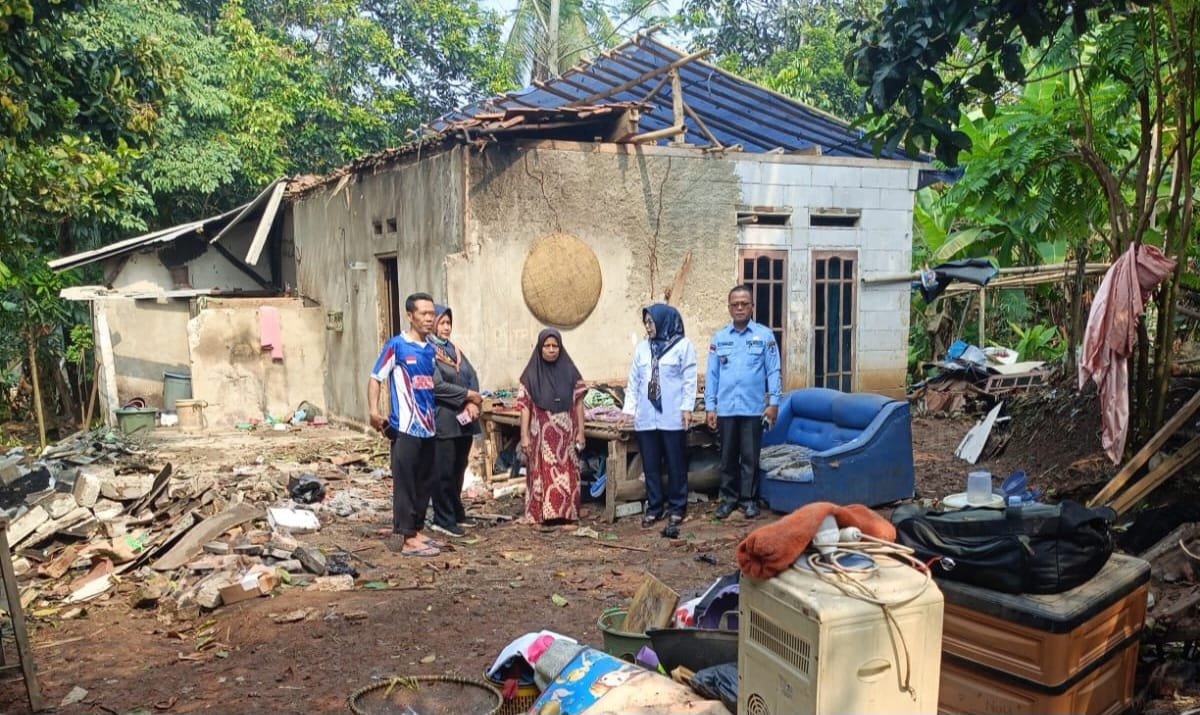 Pohon aren tumbang menimpa rumah warga di Desa Pajagan Kecamatan Sajira Kabupaten Lebak