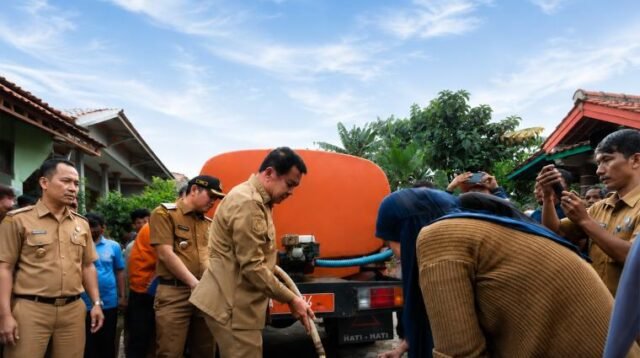Bupati Tangerang dan Gubernur Banten Salurkan Air Bersih untuk Warga Terdampak Kekeringan di Tigaraksa
