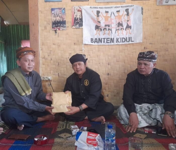 PB AMAN Salurkan Bantuan Rp 100 juta untuk Korban Kebakaran Masyarakat Adat Kasepuhan Ciptamulya Sukabumi