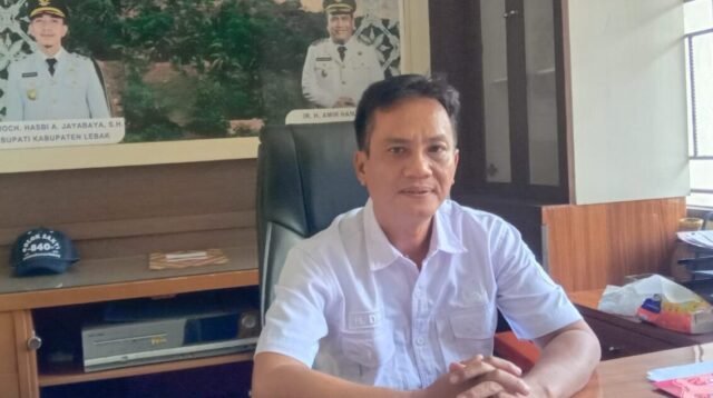 Lebak, BantenGate.id – Kinerja Dinas Pekerjaan Umum dan Penataan Ruang (DPUPR) Kabupaten Lebak, Banten, dalam mengelola pendapatan daerah menunjukkan hasil yang menggembirakan. Dalam periode Januri - akhir Juli 2026, Pendapatan Asli Daerah (PAD) dari sektor retribusi perizinan di lingkup DPUPR telah mencapai Rp5,5 miliar atau melampaui target awal tahun yang ditetapkan sebesar Rp4 miliar. Capaian tersebut menjadi sinyal meningkatnya aktivitas investasi dan pembangunan di Kabupaten Lebak, sekaligus menjadi dasar bagi Pemerintah Kabupaten Lebak untuk menaikkan target PAD pada Anggaran Pendapatan dan Belanja Daerah (APBD) Perubahan 2026. Pelaksana Tugas (Plt) Kepala Dinas PUPR Kabupaten Lebak, H. Dade, H. Dade Yan Apriandi,  mengatakan keberhasilan melampaui target dalam waktu tujuh bulan merupakan buah dari meningkatnya minat investor serta upaya pemerintah memberikan pelayanan perizinan yang lebih cepat dan mudah. "Hingga akhir Juli 2026, PAD dari sektor retribusi perizinan sudah mencapai Rp5,5 miliar. Angka tersebut telah melampaui target awal sebesar Rp4 miliar. Berdasarkan pencapaian itu, dalam APBD Perubahan target PAD kami mencoba menaikkan menjadi Rp11 miliar. Insya Allah target tersebut akan tercapai," kata H. Dade kepada Bantengate.id di kantornya, Rabu (29/7/2026). Menurutnya, posisi geografis Kabupaten Lebak menjadi salah satu daya tarik utama bagi para investor. Jarak yang relatif dekat dengan Jakarta, sekitar 90 kilometer, serta didukung keberadaan Jalan Tol Serang–Panimbang, membuka peluang besar bagi tumbuhnya investasi di berbagai sektor. Selain itu transfortasi juga didukung dengan Kereta Api (KAI) yang sudah nyaman dengan waktu tempau sekira 2 jam dari Tanah Abang. Ia menilai, kemudahan akses tersebut turut mendorong meningkatnya kebutuhan pengurusan berbagai perizinan pembangunan yang menjadi kewenangan Dinas PUPR. "Kabupaten Lebak memiliki potensi yang sangat besar sebagai daerah tujuan investasi. Selain lokasinya strategis, akses transportasi juga semakin baik sehingga banyak investor yang mulai melirik Lebak," ujarnya. Dade  yang didampingi Kabid Tata Ruang, Dhendi Kharima Riski,  menegaskan, pihaknya terus berkomitmen memberikan pelayanan perizinan yang cepat, transparan, dan sesuai dengan standar operasional prosedur (SOP). Selama seluruh persyaratan administrasi telah dipenuhi pemohon, proses penerbitan perizinan dapat diselesaikan tepat waktu. "Dalam pengurusan perizinan kami bersama DPMPTSP memberikan kemudahan sesuai SOP. Jika seluruh dokumen persyaratan sudah lengkap, maka prosesnya dapat selesai sesuai jadwal," kata Dade. Kabid Tata Ruang Dinas PUPR Dhendi, mengatakan, selain pelayanan yang semakin baik, percepatan proses perizinan juga didukung oleh terintegrasinya Rencana Detail Tata Ruang (RDTR) dengan sistem Online Single Submission Risk Based Approach (OSS-RBA) di sejumlah wilayah. Saat ini, kawasan wilayah Kecamatan Bayah dan Kecamatan Rangkasbitung telah memiliki RDTR yang terhubung dengan sistem OSS-RBA sehingga proses verifikasi tata ruang dapat dilakukan secara lebih cepat dan efisien. "Keberadaan RDTR yang sudah terintegrasi membuat proses perizinan melalui OSS-RBA menjadi lebih mudah dan tidak memerlukan waktu yang lama," jelas Dhendi. Pemerintah Kabupaten Lebak juga terus memperluas cakupan RDTR digital. Pada tahun 2026, penyusunan dan integrasi RDTR masih dilakukan untuk wilayah Kecamatan Malingping  dan Kecamatan Cibadak/Kalanganyar. “Semoga kedepan, tata ruang di  28 wilayah kecamatan di Lebak RDTR –nya sudah terintegrasi dengan pusat. Dengan RDTR terintegrasi akan memberikan kepastian bagi investor sekaligus mempercepat proses perizinan sehingga iklim investasi di Kabupaten Lebak semakin kompetitif," kata Dade. Pengembangan RDTR tersebut menjadi bagian penting dalam menciptakan kepastian hukum bagi investor sekaligus mempercepat pelayanan perizinan di wilayah utara maupun selatan Kabupaten Lebak.—(red)