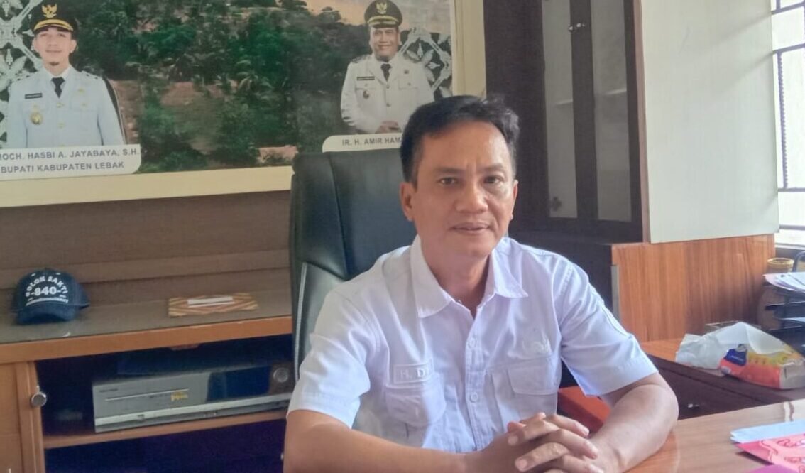 Lebak, BantenGate.id – Kinerja Dinas Pekerjaan Umum dan Penataan Ruang (DPUPR) Kabupaten Lebak, Banten, dalam mengelola pendapatan daerah menunjukkan hasil yang menggembirakan. Dalam periode Januri - akhir Juli 2026, Pendapatan Asli Daerah (PAD) dari sektor retribusi perizinan di lingkup DPUPR telah mencapai Rp5,5 miliar atau melampaui target awal tahun yang ditetapkan sebesar Rp4 miliar. Capaian tersebut menjadi sinyal meningkatnya aktivitas investasi dan pembangunan di Kabupaten Lebak, sekaligus menjadi dasar bagi Pemerintah Kabupaten Lebak untuk menaikkan target PAD pada Anggaran Pendapatan dan Belanja Daerah (APBD) Perubahan 2026. Pelaksana Tugas (Plt) Kepala Dinas PUPR Kabupaten Lebak, H. Dade, H. Dade Yan Apriandi,  mengatakan keberhasilan melampaui target dalam waktu tujuh bulan merupakan buah dari meningkatnya minat investor serta upaya pemerintah memberikan pelayanan perizinan yang lebih cepat dan mudah. "Hingga akhir Juli 2026, PAD dari sektor retribusi perizinan sudah mencapai Rp5,5 miliar. Angka tersebut telah melampaui target awal sebesar Rp4 miliar. Berdasarkan pencapaian itu, dalam APBD Perubahan target PAD kami mencoba menaikkan menjadi Rp11 miliar. Insya Allah target tersebut akan tercapai," kata H. Dade kepada Bantengate.id di kantornya, Rabu (29/7/2026). Menurutnya, posisi geografis Kabupaten Lebak menjadi salah satu daya tarik utama bagi para investor. Jarak yang relatif dekat dengan Jakarta, sekitar 90 kilometer, serta didukung keberadaan Jalan Tol Serang–Panimbang, membuka peluang besar bagi tumbuhnya investasi di berbagai sektor. Selain itu transfortasi juga didukung dengan Kereta Api (KAI) yang sudah nyaman dengan waktu tempau sekira 2 jam dari Tanah Abang. Ia menilai, kemudahan akses tersebut turut mendorong meningkatnya kebutuhan pengurusan berbagai perizinan pembangunan yang menjadi kewenangan Dinas PUPR. "Kabupaten Lebak memiliki potensi yang sangat besar sebagai daerah tujuan investasi. Selain lokasinya strategis, akses transportasi juga semakin baik sehingga banyak investor yang mulai melirik Lebak," ujarnya. Dade  yang didampingi Kabid Tata Ruang, Dhendi Kharima Riski,  menegaskan, pihaknya terus berkomitmen memberikan pelayanan perizinan yang cepat, transparan, dan sesuai dengan standar operasional prosedur (SOP). Selama seluruh persyaratan administrasi telah dipenuhi pemohon, proses penerbitan perizinan dapat diselesaikan tepat waktu. "Dalam pengurusan perizinan kami bersama DPMPTSP memberikan kemudahan sesuai SOP. Jika seluruh dokumen persyaratan sudah lengkap, maka prosesnya dapat selesai sesuai jadwal," kata Dade. Kabid Tata Ruang Dinas PUPR Dhendi, mengatakan, selain pelayanan yang semakin baik, percepatan proses perizinan juga didukung oleh terintegrasinya Rencana Detail Tata Ruang (RDTR) dengan sistem Online Single Submission Risk Based Approach (OSS-RBA) di sejumlah wilayah. Saat ini, kawasan wilayah Kecamatan Bayah dan Kecamatan Rangkasbitung telah memiliki RDTR yang terhubung dengan sistem OSS-RBA sehingga proses verifikasi tata ruang dapat dilakukan secara lebih cepat dan efisien. "Keberadaan RDTR yang sudah terintegrasi membuat proses perizinan melalui OSS-RBA menjadi lebih mudah dan tidak memerlukan waktu yang lama," jelas Dhendi. Pemerintah Kabupaten Lebak juga terus memperluas cakupan RDTR digital. Pada tahun 2026, penyusunan dan integrasi RDTR masih dilakukan untuk wilayah Kecamatan Malingping  dan Kecamatan Cibadak/Kalanganyar. “Semoga kedepan, tata ruang di  28 wilayah kecamatan di Lebak RDTR –nya sudah terintegrasi dengan pusat. Dengan RDTR terintegrasi akan memberikan kepastian bagi investor sekaligus mempercepat proses perizinan sehingga iklim investasi di Kabupaten Lebak semakin kompetitif," kata Dade. Pengembangan RDTR tersebut menjadi bagian penting dalam menciptakan kepastian hukum bagi investor sekaligus mempercepat pelayanan perizinan di wilayah utara maupun selatan Kabupaten Lebak.—(red)