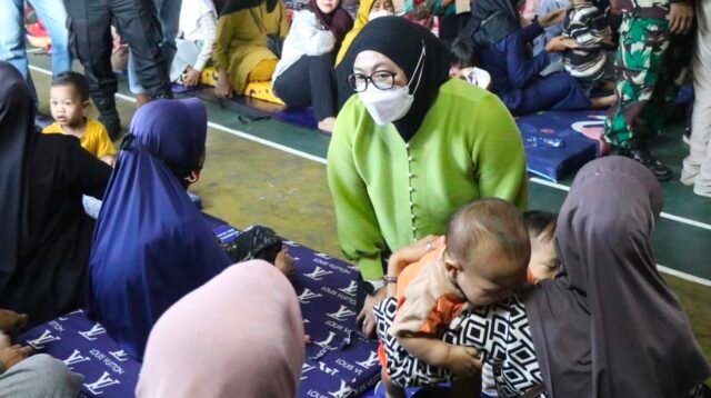 Wabup Tangerang Intan Nurul Hikmah Tinjau Pengungsi Terdampak Asap Kebakaran TPA Jatiwaringin