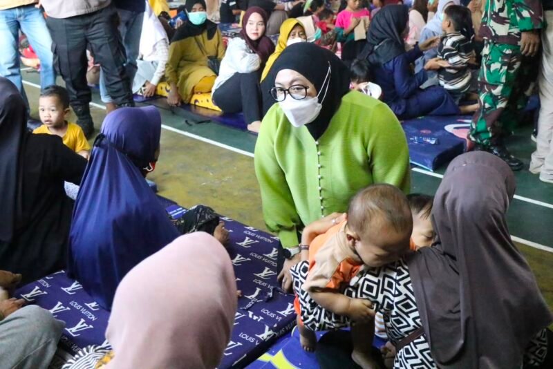 Wabup Tangerang Intan Nurul Hikmah Tinjau Pengungsi Terdampak Asap Kebakaran TPA Jatiwaringin