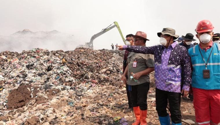 Dua Helikopter BNPB Dikerahkan Padamkan Kebakaran TPA Jatiwaringin, Api Mulai Terkendali