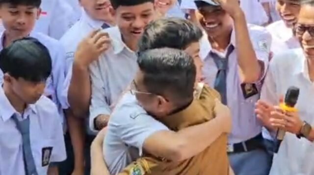 Pelukan Siswa SMK PGRI Pandeglang kepada Andra Soni, Bukti Nyata Dampak Program Sekolah Gratis Banten