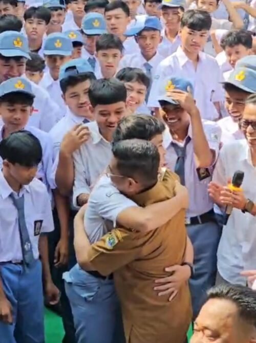 Pelukan Siswa SMK PGRI Pandeglang kepada Andra Soni, Bukti Nyata Dampak Program Sekolah Gratis Banten