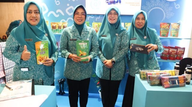 Rekor MURI Minum MMS 54 Ribu Ibu Hamil Warnai Puncak HKG PKK ke-54 dan HUT Dekranas ke-46
