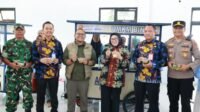 Wabup Intan Serahkan Bantuan Peralatan Usaha bagi Wirausaha Baru Perempuan di Kronjo