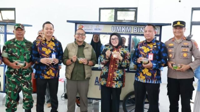 Wabup Intan Serahkan Bantuan Peralatan Usaha bagi Wirausaha Baru Perempuan di Kronjo