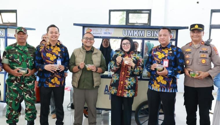 Wabup Intan Serahkan Bantuan Peralatan Usaha bagi Wirausaha Baru Perempuan di Kronjo
