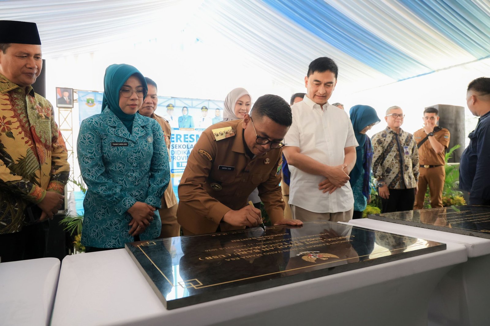 Gubernur Banten Andra Soni saat meresmikan tujuh Unit Sekolah Baru di Provinsi Banten