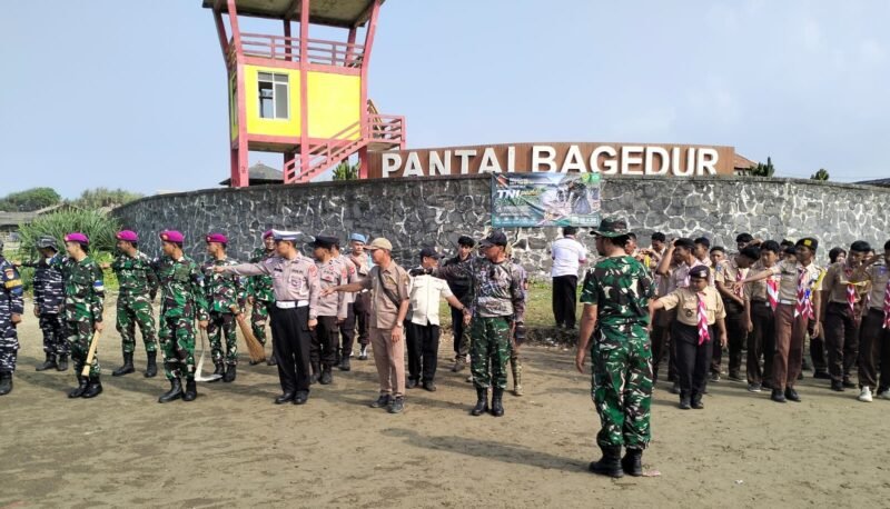 Semarak HUT ke-81 TNI,  Anggota Koramil 0313/Malingping dan Warga Bersihkan Pantai Wisata Bagedur