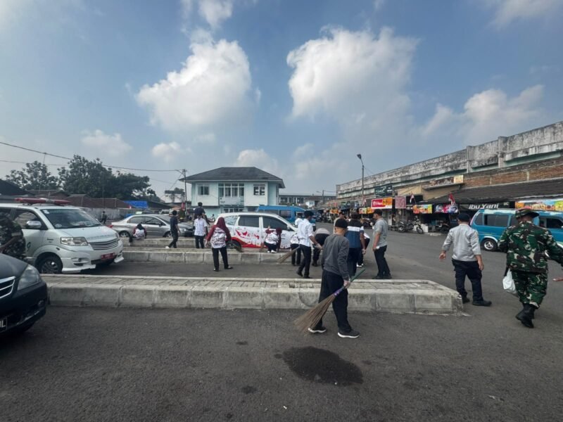 TNI Peduli Sampah, Kodim 0603 Lebak Bersihkan Terminal, Pasar dan Bantaran Sungai Ciujung
