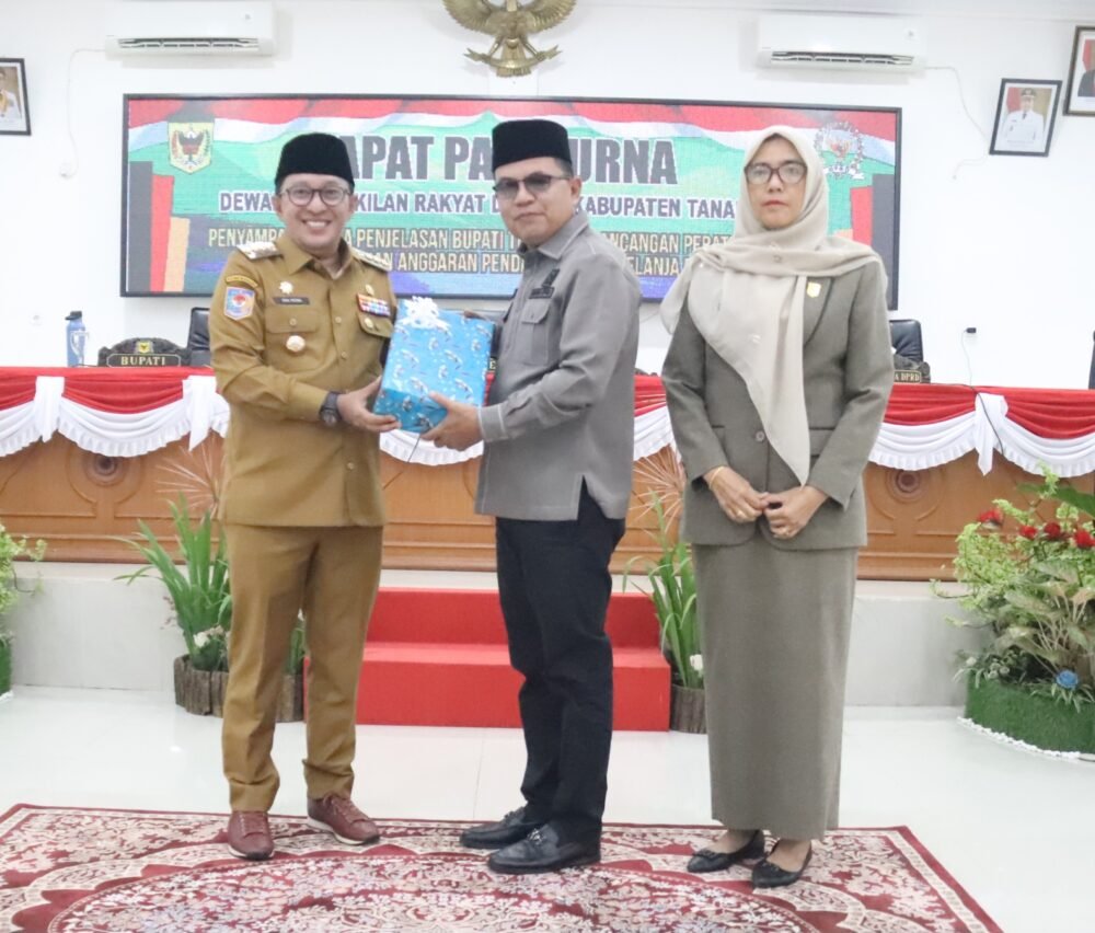 Bupati Tanah Datar Eka Putra dalam Rapat Paripurna Perubahan APBD 2026