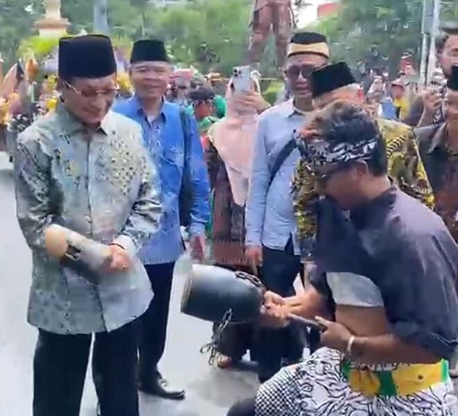 Menag Nasaruddin Umar Jajal Atraksi Debus Banten di Pawai Taaruf MTQ XXXI Nasional