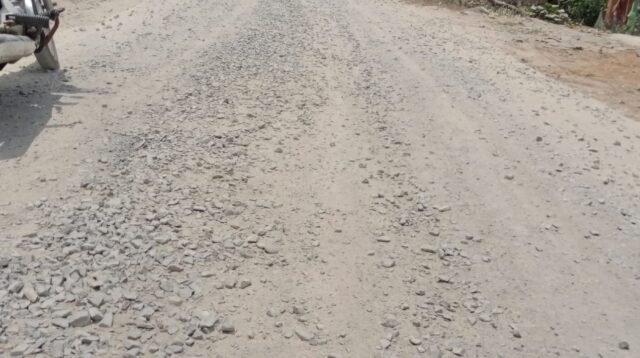 Ironi!....Jalan Rabat Beton Pajagan-Koranji Baru, Belum Lama Dikerjakan Sudah Mengelupas