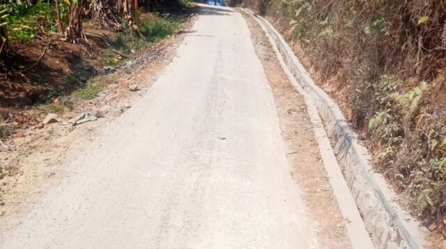 Pembangunan Jalan Beton Kampung Tanjakan Kencud Kebon Cau, Baru Selesai dikerjakan Sudah Rusak