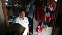 Bupati Tangerang Moch. Maesyal Rasyid mengunjungi rumah penjaga SDN Caringin 3 di Kecamatan Legok