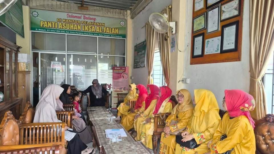 HWK Sumbar Salurkan Sembako dan Kenalkan Adat Minangkabau ke Anak Panti