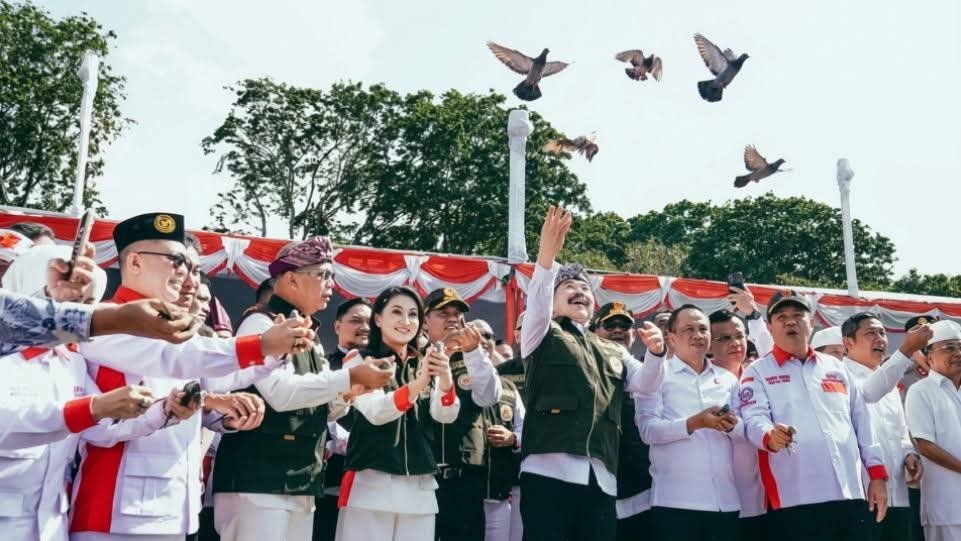 Jaksa Agung ST Burhanuddin memberikan sambutan dalam acara pengukuhan DPD dan DPC ASLINMAS serta ABPEDNAS se-Bali di Lapangan Renon Denpasar.
