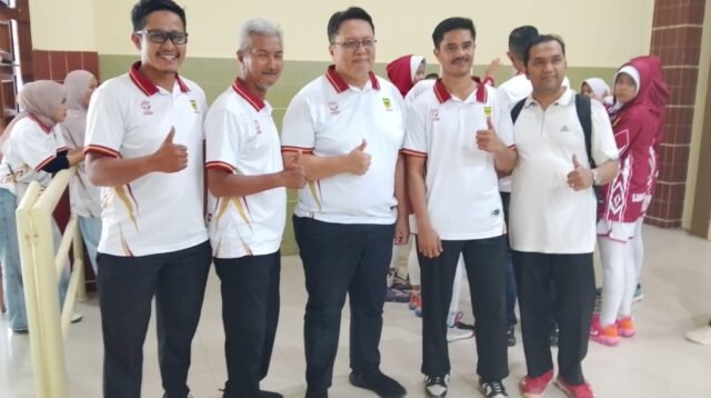 Wakil Bupati Ahmad Fadly memberikan apresiasi kepada tim basket putri Tanah Datar usai meraih medali perak Porprov XVI Sumatera Barat 2026.