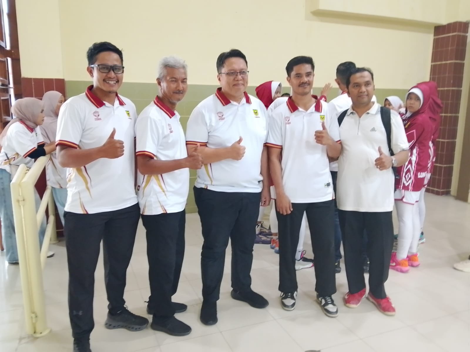 Wakil Bupati Ahmad Fadly memberikan apresiasi kepada tim basket putri Tanah Datar usai meraih medali perak Porprov XVI Sumatera Barat 2026.