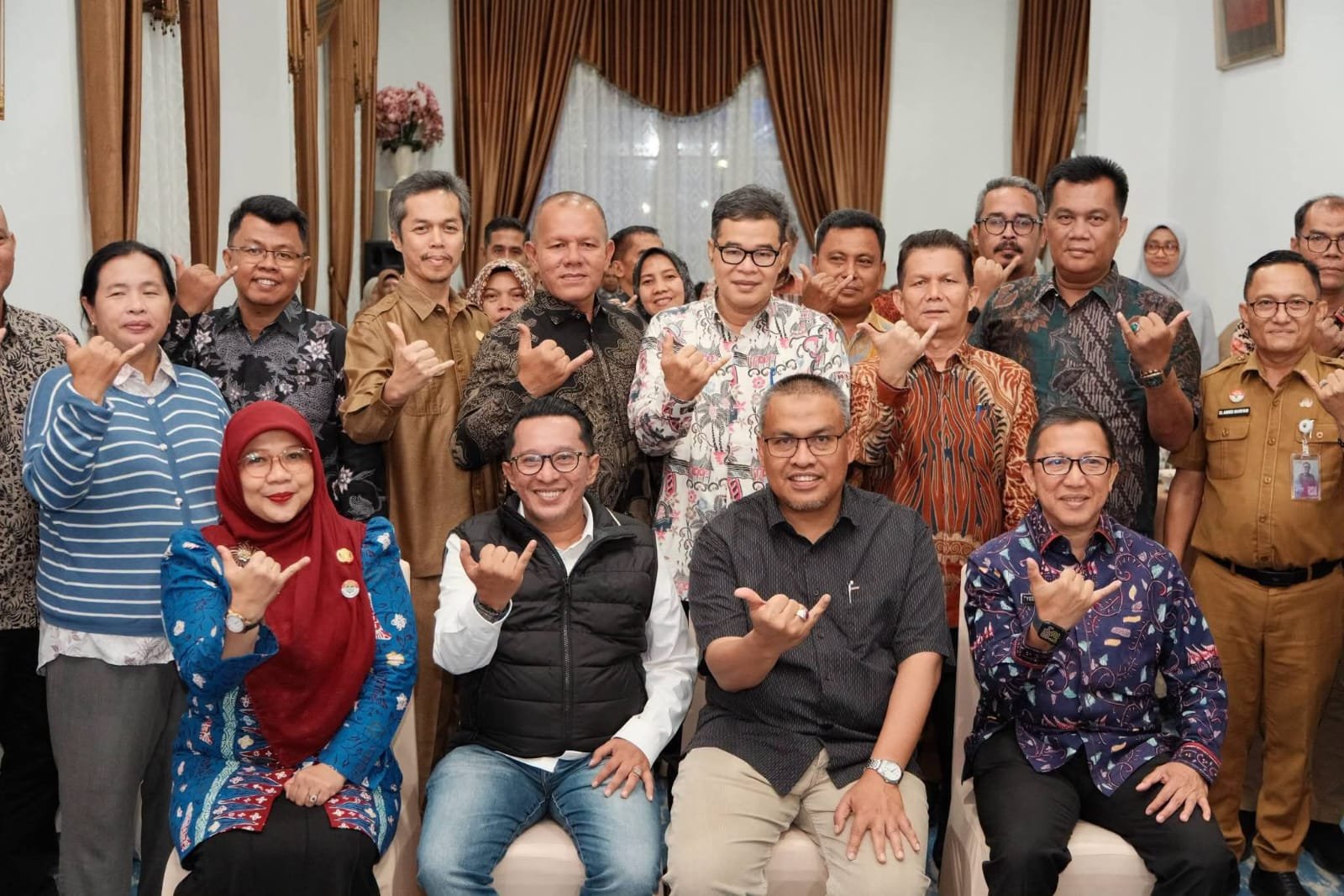 Pertemuan Pemprov Sumatera Barat dan pemerintah daerah membahas rencana forum koordinasi pembangunan di Gedung Indojolito, Batusangkar.