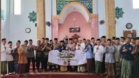 Personel Polres Lebak mengikuti kegiatan Jumat Keliling di Masjid Al Muawanah, Malang Nengah, Rangkasbitung.