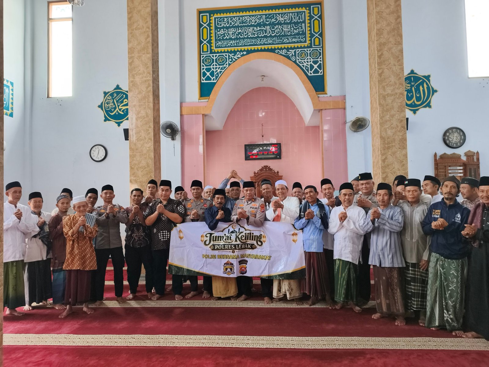 Personel Polres Lebak mengikuti kegiatan Jumat Keliling di Masjid Al Muawanah, Malang Nengah, Rangkasbitung.
