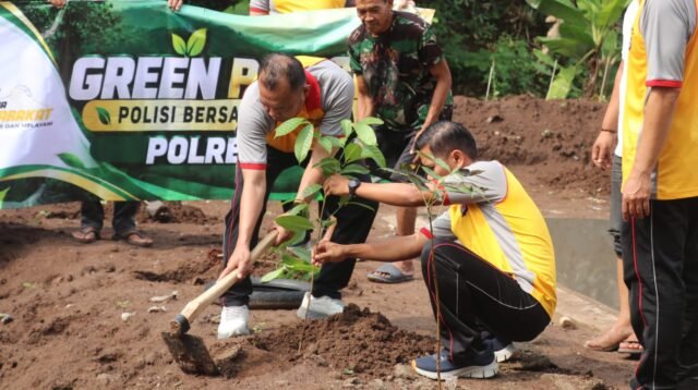 Personel Polres Lebak melaksanakan kegiatan penanaman pohon dalam program Green Policing di Kampung Cileuweung, Rangkasbitung.