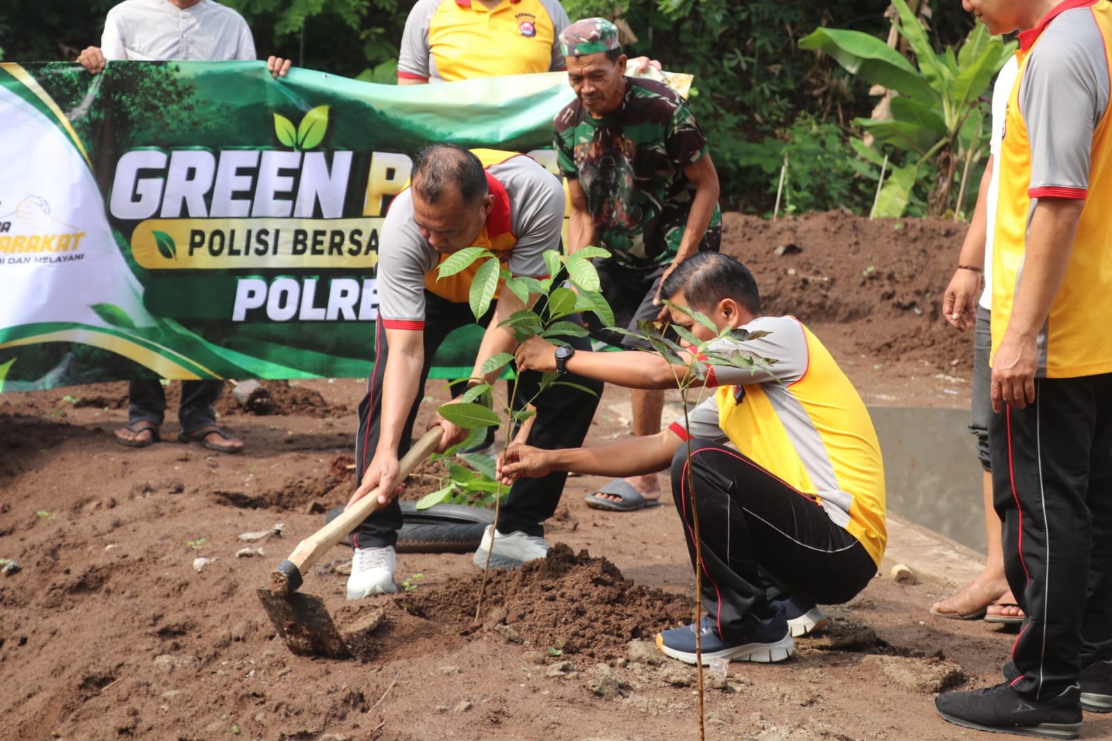 Personel Polres Lebak melaksanakan kegiatan penanaman pohon dalam program Green Policing di Kampung Cileuweung, Rangkasbitung.