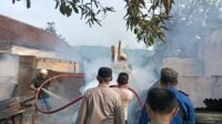 Kebakaran di Cikotok Lebak Hanguskan Dua Rumah dan Warung, Kerugian Ditaksir Rp200 Juta Kebakaran di Cikotok Lebak Hanguskan Dua Rumah dan Warung, Kerugian Ditaksir Rp200 Juta