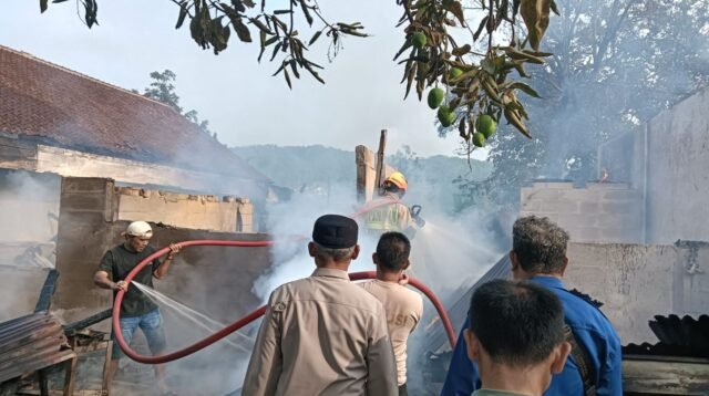Kebakaran di Cikotok Lebak Hanguskan Dua Rumah dan Warung, Kerugian Ditaksir Rp200 Juta