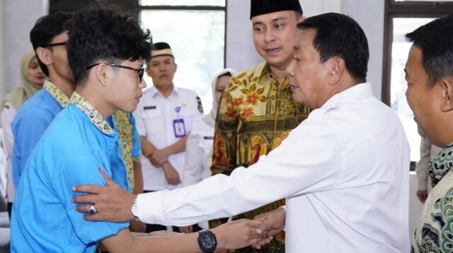 Bupati Tangerang Lepas 7 Siswa Berprestasi Kuliah ke Tiongkok