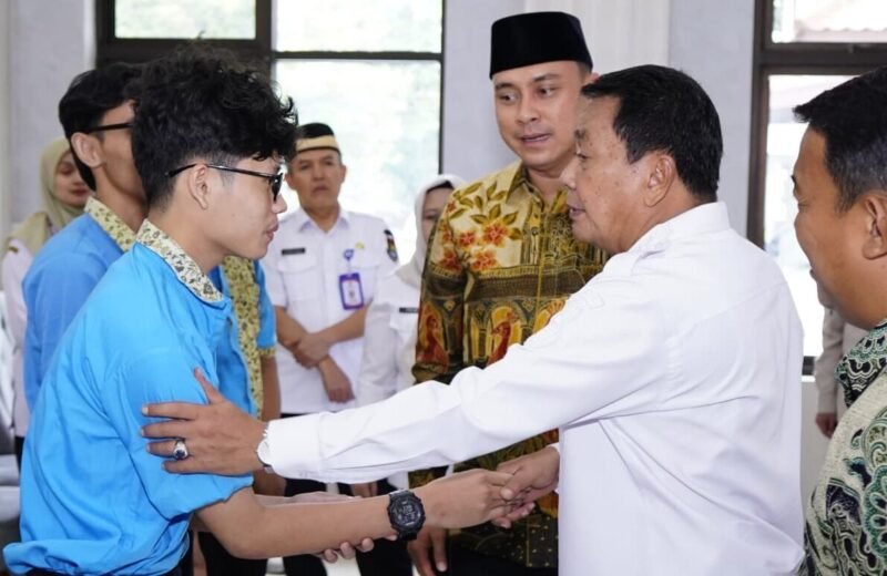 Bupati Tangerang Lepas 7 Siswa Berprestasi Kuliah ke Tiongkok